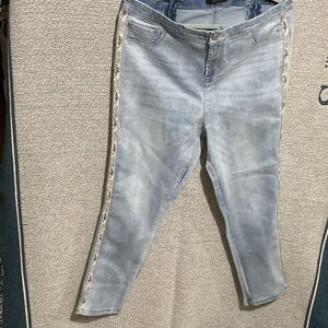 Elegant Light Blue Cropped Jeans with Side Detail